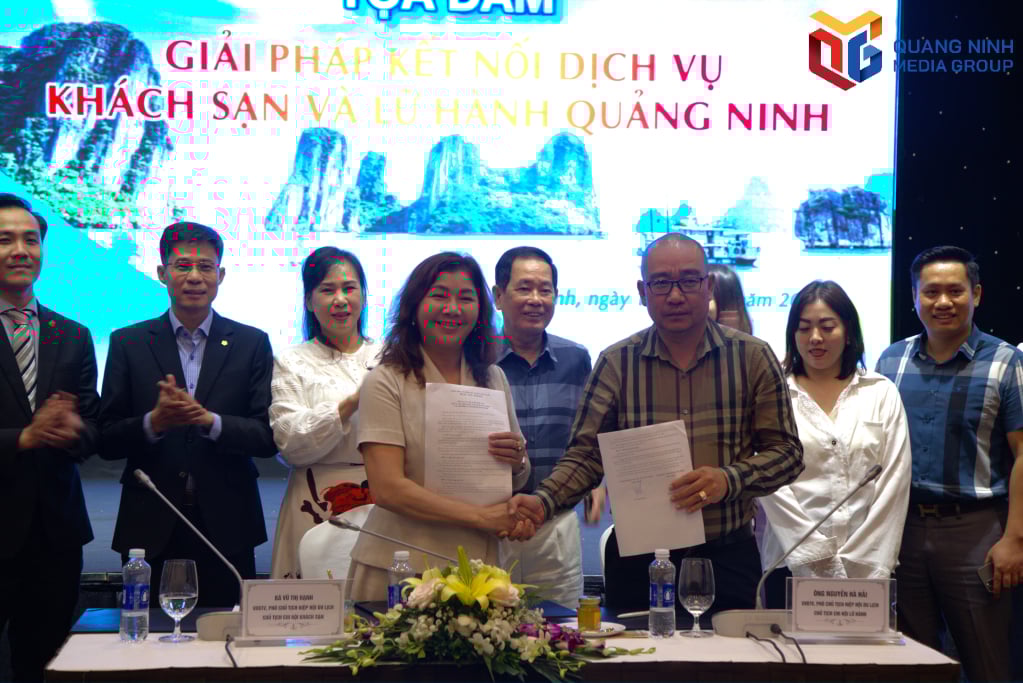 Đại diện chi hội khách sạn và chi hội lữ hành ký cam kết. 
