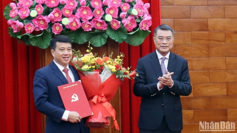 Đồng chí Lê Minh Hưng tặng hoa chúc mừng đồng chí tân Bí thư Tỉnh ủy Lâm Đồng Y Thanh Hà Niê Kđăm.