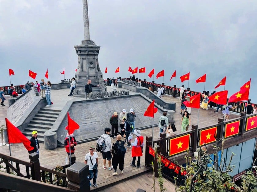 Lễ hội mùa Hè được tổ chức tưng bừng và rực rỡ sắc màu với chủ đề: Lễ hội mùa Hè &quot;Sa Pa - Xứ sở của tình yêu&quot;.
