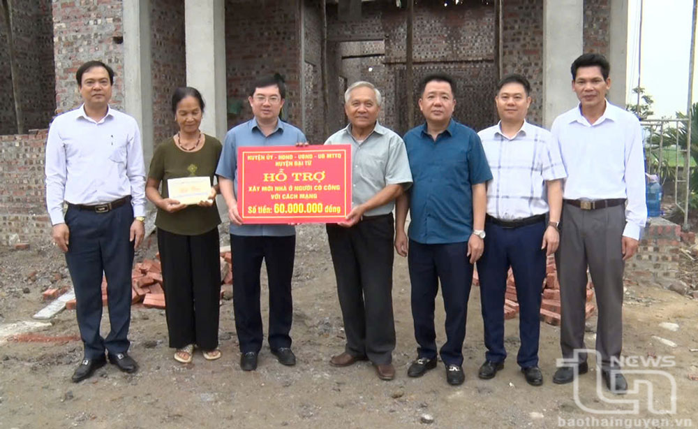 Đồng chí Nguyễn Thành Minh, Bí thư Huyện ủy Đại Từ, tặng quà và trao tiền hỗ trợ xây dựng mới nhà ở cho gia đình ông Hoàng Văn Hòa, người có công với cách mạng, ở xóm Khâu Giáo 2, xã Bản Ngoại.