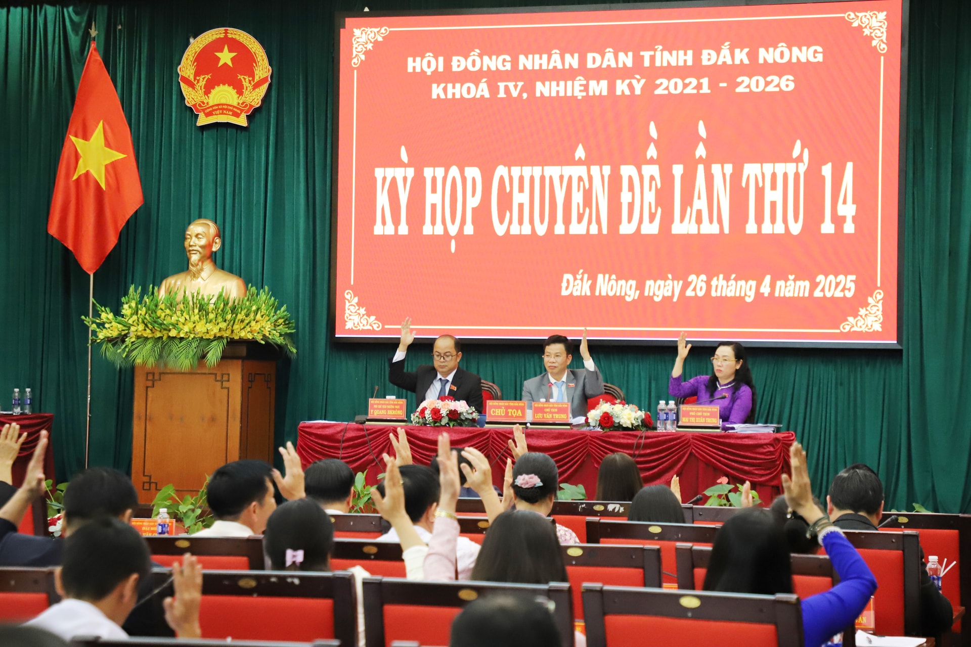 Các đại biểu HĐND tỉnh biểu quyết thông qua các nghị quyết tại Kỳ họp Chuyên đề lần thứ 14