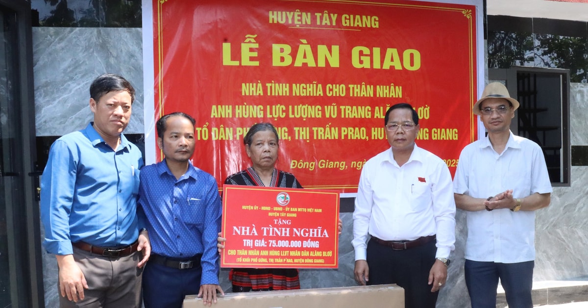 Tây Giang bàn giao nhà tình nghĩa cho thân nhân Anh hùng lực lượng vũ trang nhân dân
