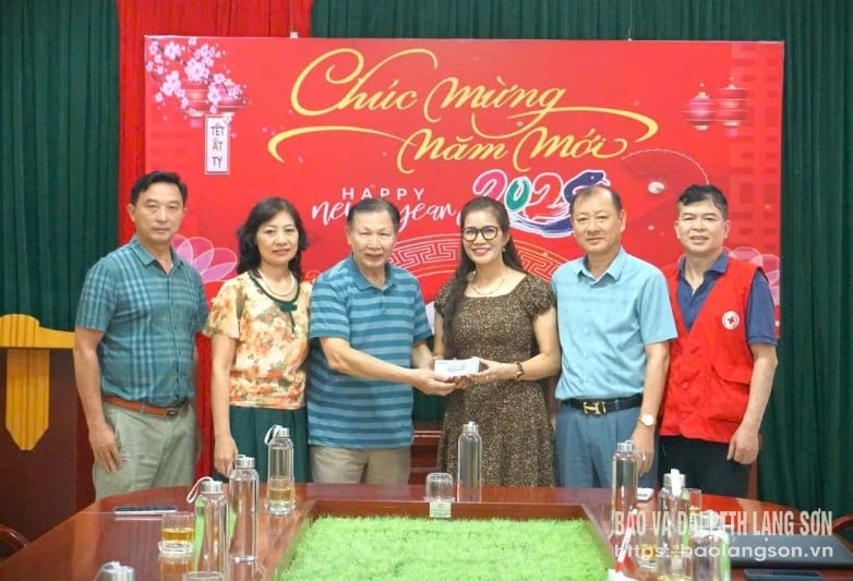 Lãnh đạo Hội Chữ thập đỏ tỉnh nhận kinh phí hỗ trợ mua sắm trang, thiết bị phục vụ giáo dục cho xã Thiện Tân, huyện Hữu Lũng