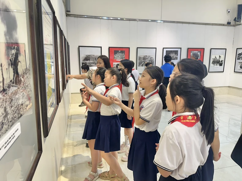 Hải Phòng triển lãm ảnh “Đất nước trọn niềm vui” ảnh 3