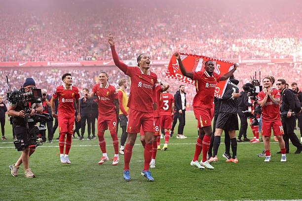 Đã trở thành nhà vô địch, nhưng bao giờ Liverpool mới được nâng cúp? ảnh 1