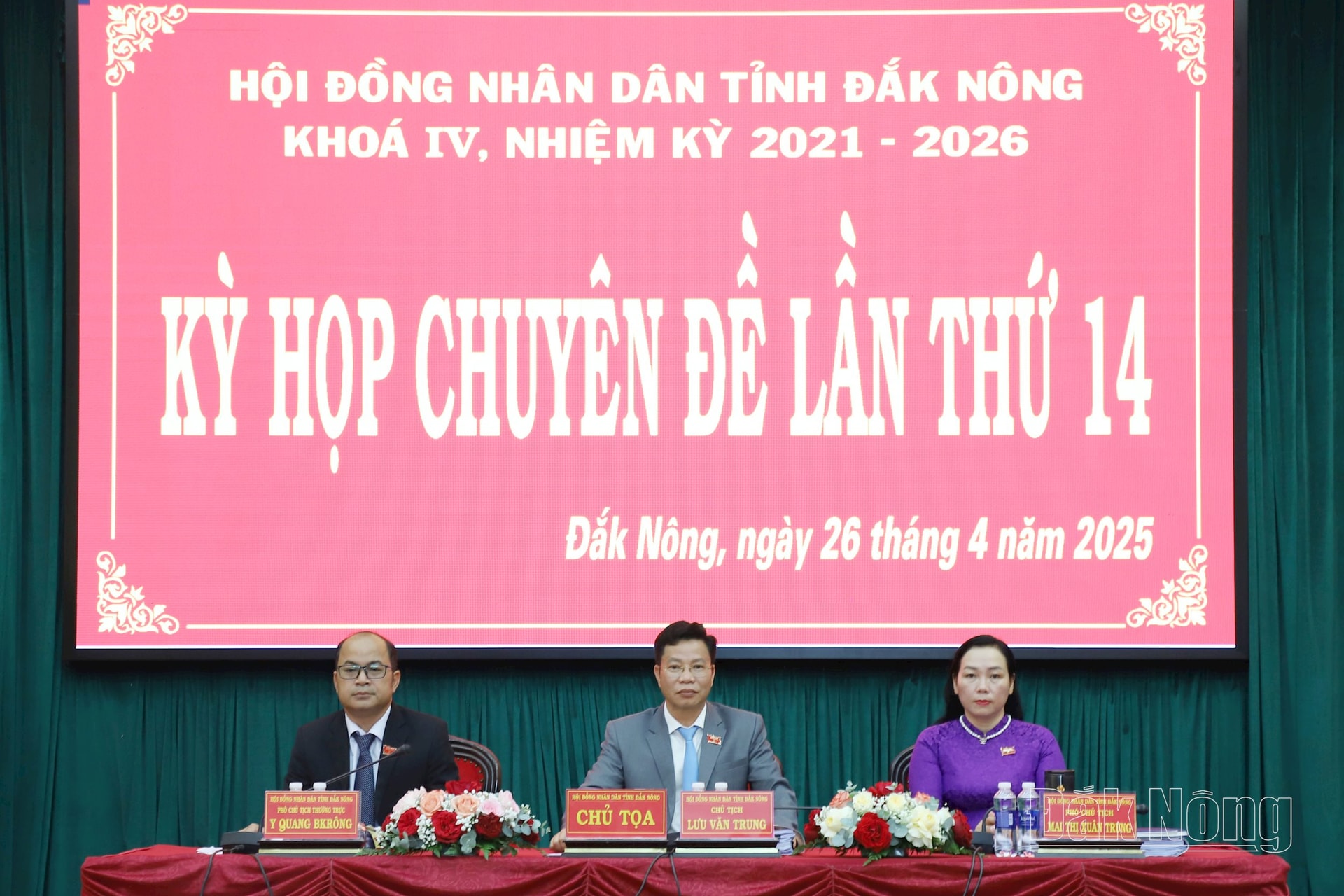 Phó Bí thư Thường trực Tỉnh ủy, Chủ tịch HĐND tỉnh Lưu Văn Trung; UVBTV Tỉnh ủy, Phó Chủ tịch Thường trực HĐND tỉnh Y Quang BKrông; TUV, Phó Chủ tịch HĐND tỉnh Mai Thị Xuân Trung chủ trì kỳ họp
