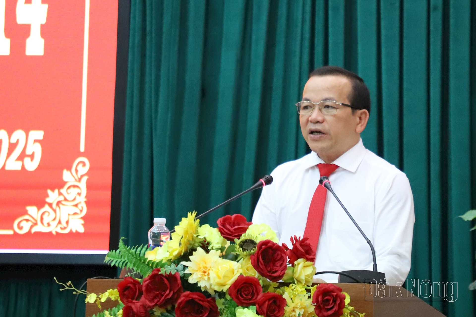 Thừa ủy quyền của Chủ tịch UBND tỉnh, TUV, Giám đốc Sở Nội vụ Đỗ Tấn Sương trình bày tờ trình dự thảo nghị quyết sắp xếp các đơn vị hành chính