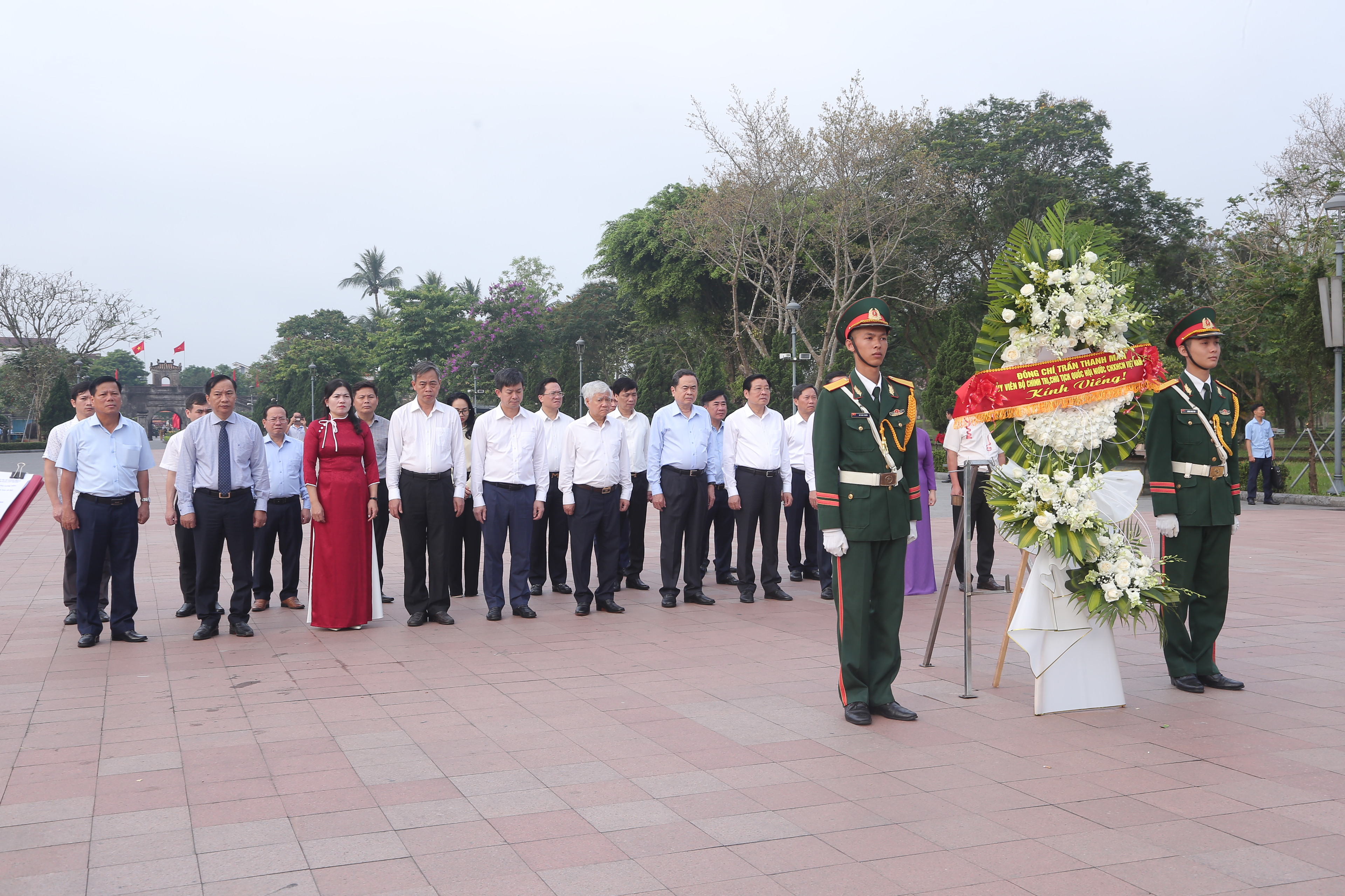 Chủ tịch Quốc hội Trần Thanh Mẫn thăm gia đình chính sách và dâng hoa tại Thành Cổ Quảng Trị