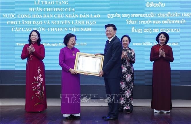 Tổng Bí thư, Chủ tịch nước Lào Thongloun Sisoulith trao Huân chương Tự do hạng Nhất của Nhà nước Lào tặng nguyên Phó Chủ tịch nước Trương Mỹ Hoa. Ảnh: Lâm Khánh/TTXVN