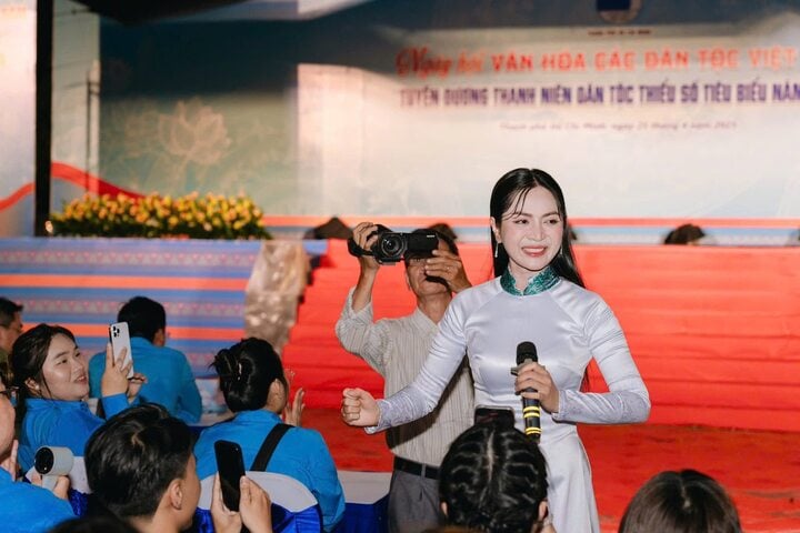 Nguyễn Duyên Quỳnh được chú ý nhờ ca khúc "Viết tiếp câu chuyện hoà bình".
