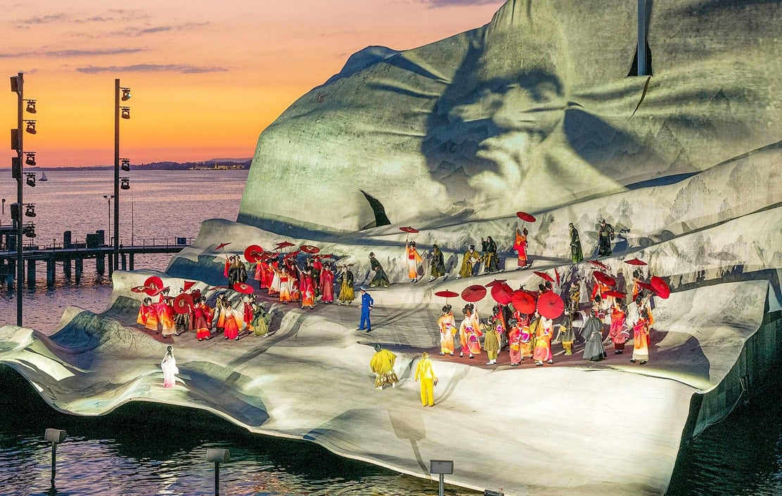 buoi-bieu-dien-tren-san-khau-noi-trong-festival-bregenz.jpg