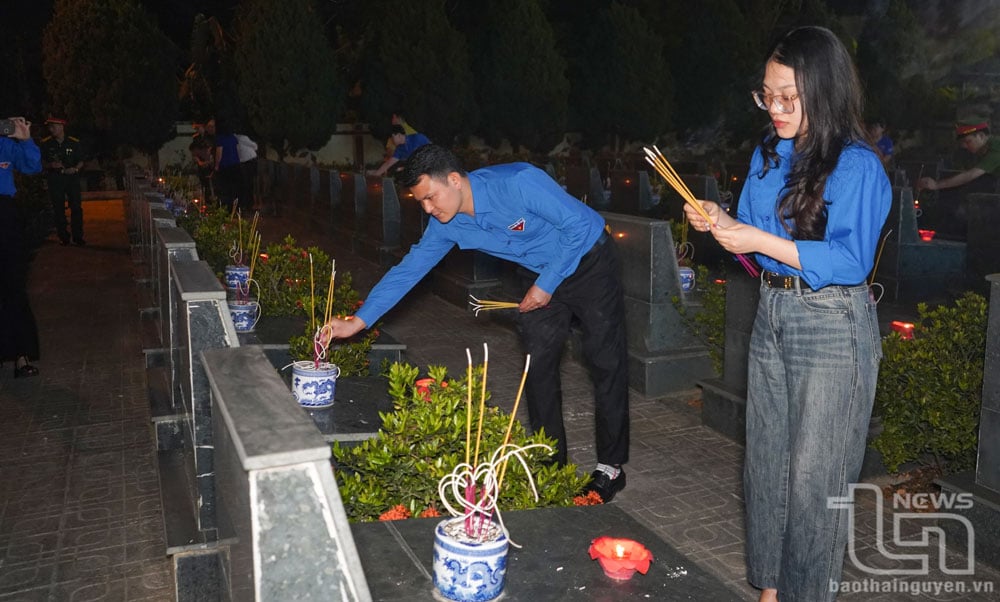 យុវជន Dinh Hoa បានអុជធូបគោរពវិញ្ញាណក្ខន្ធដល់យុទ្ធជនពលីដែលបានលះបង់ដើម្បីឯករាជ្យ និងសេរីភាពនៃមាតុភូមិ។