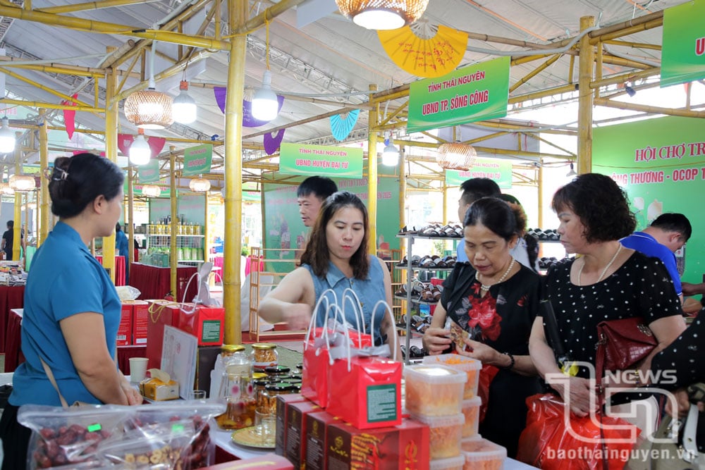 Hội chợ cũng thu hút hàng nghìn lượt khách tham quan, trải nghiệm và mua sắm.
