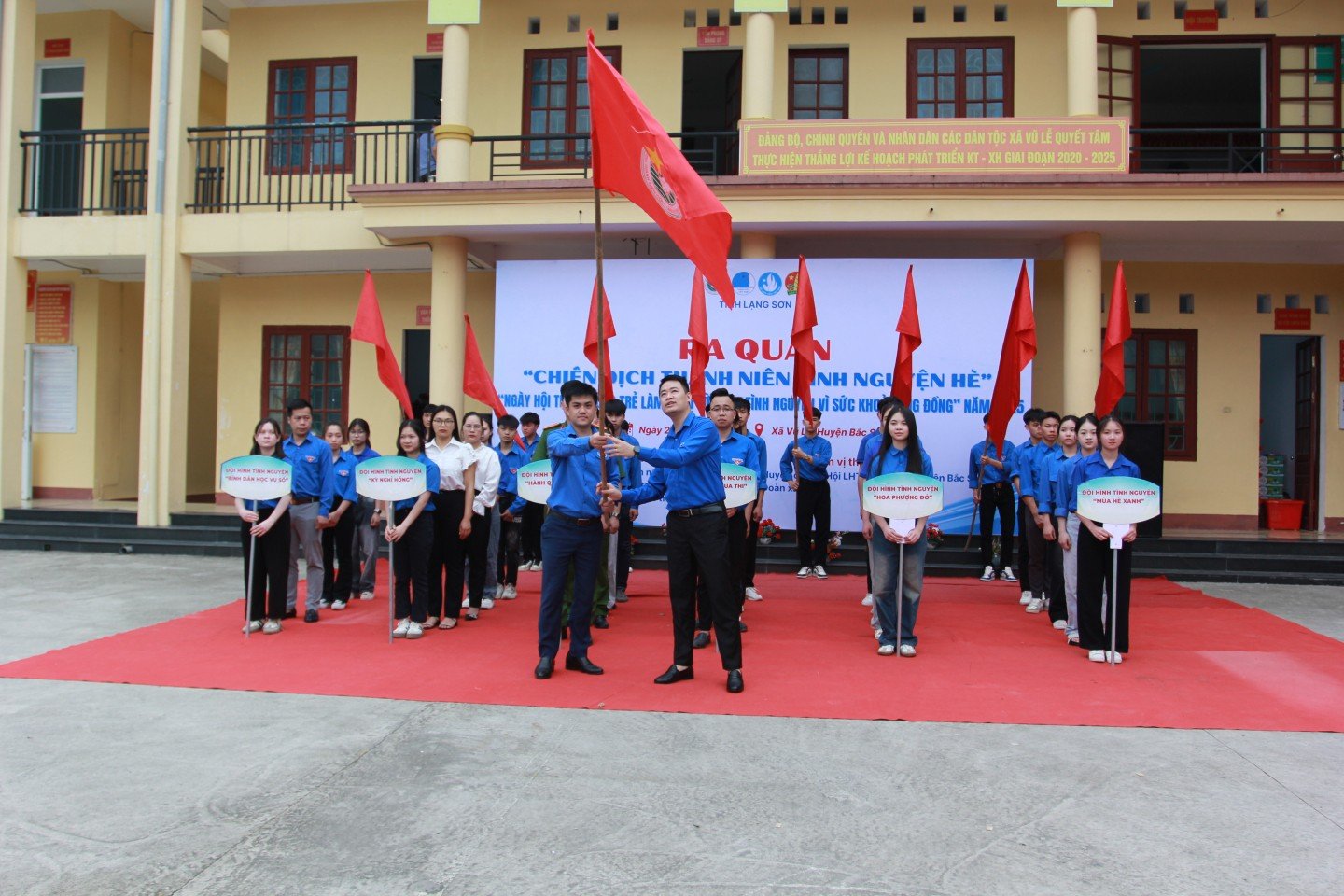 Đồng chí Đoàn Thành Công, Phó Bí thư phụ trách Tỉnh đoàn trao cờ lệnh xuất quân Chiến dịch Thanh niên tình nguyện hè 2025 cho đại diện huyện đoàn Bắc Sơn