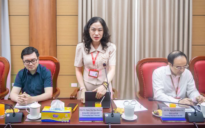 PGS.TS. Phan Thị Thu Hương, Bí thư Đảng ủy, Chủ tịch Hội đồng trường Trường Đại học Y Hà Nội phát biểu tại cuộc làm việc