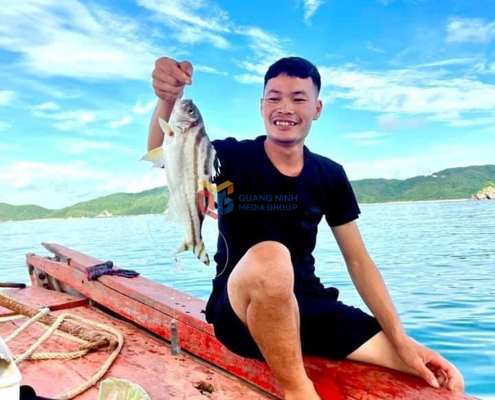 អ្នកទេសចររីករាយនឹងសកម្មភាពនេសាទនៅលើកោះ។