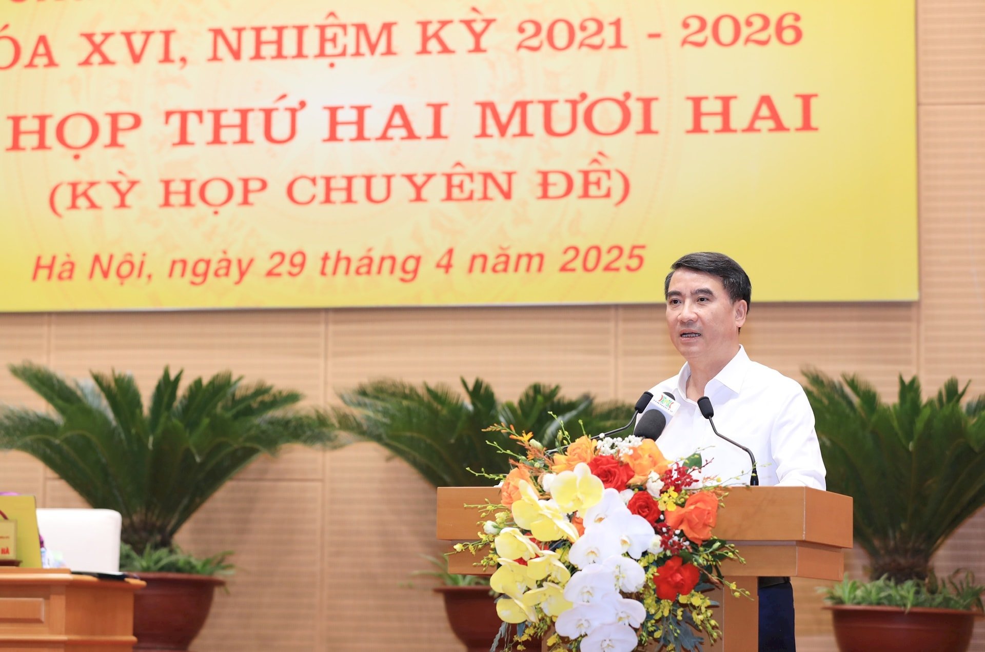 Giám đốc Sở Tài chính Nguyễn Xuân Lưu báo cáo tờ trình tại kỳ họp. Ảnh: Viết Thành