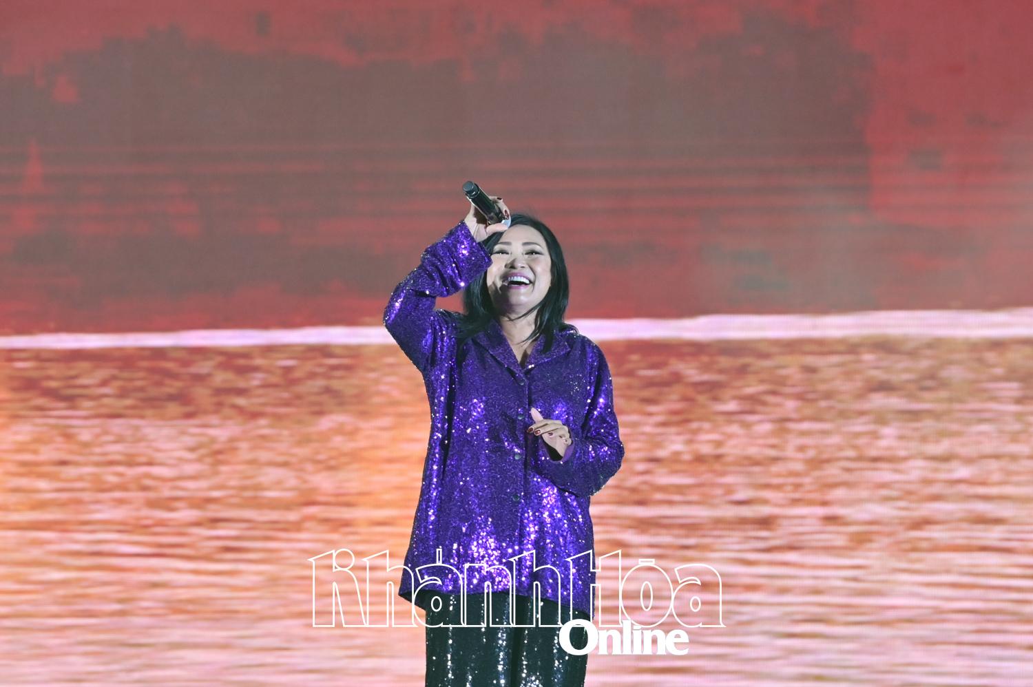Singer Phuong Thanh sends the audience the song Homeland of love and youth.