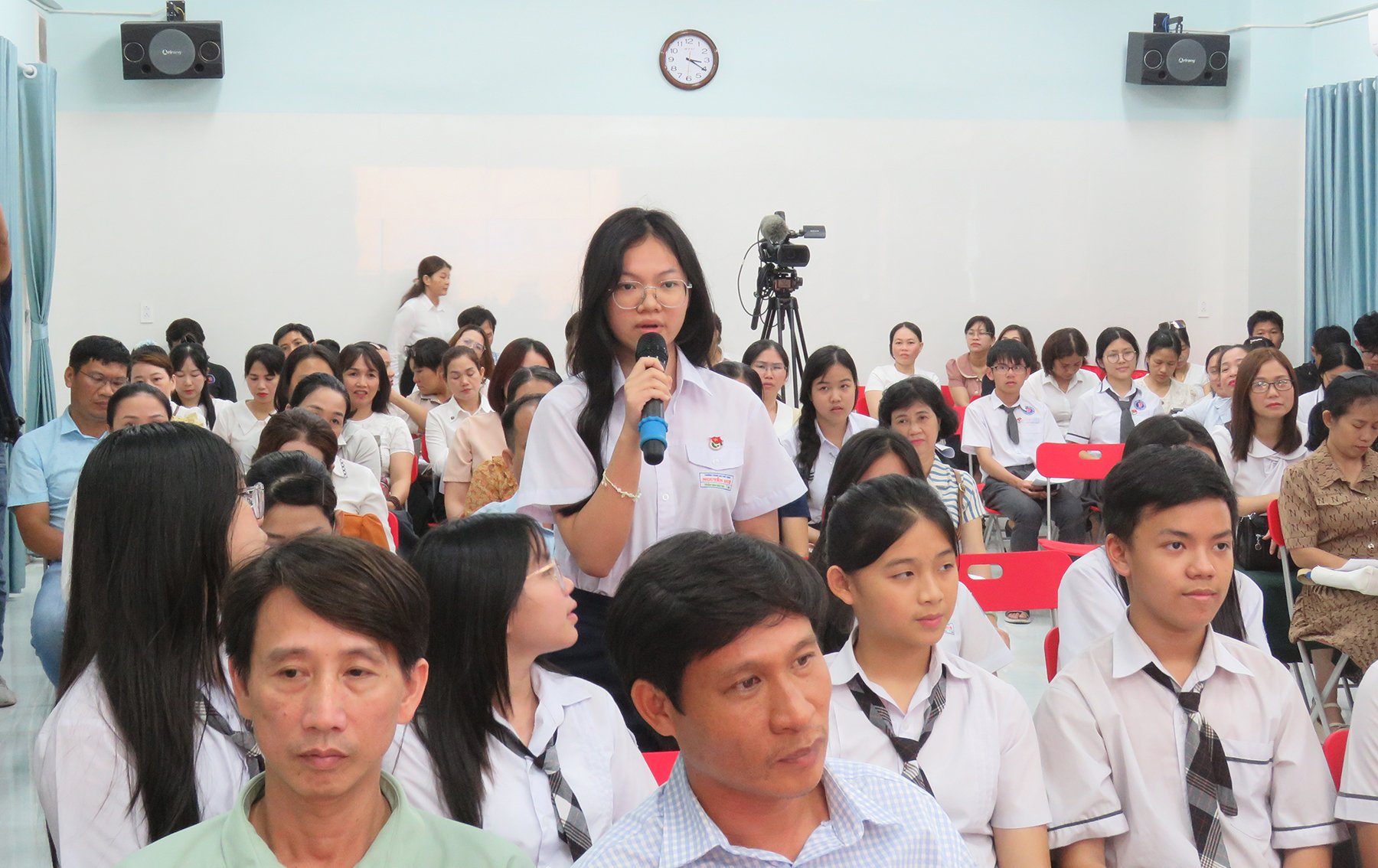 Tran Mai Bao Nhi, élève de la classe 10A11 du lycée Nguyen Hue, espère que les enseignants amélioreront la qualité de l'enseignement pour limiter les cours supplémentaires en dehors de l'école. Photo : THUY HANG