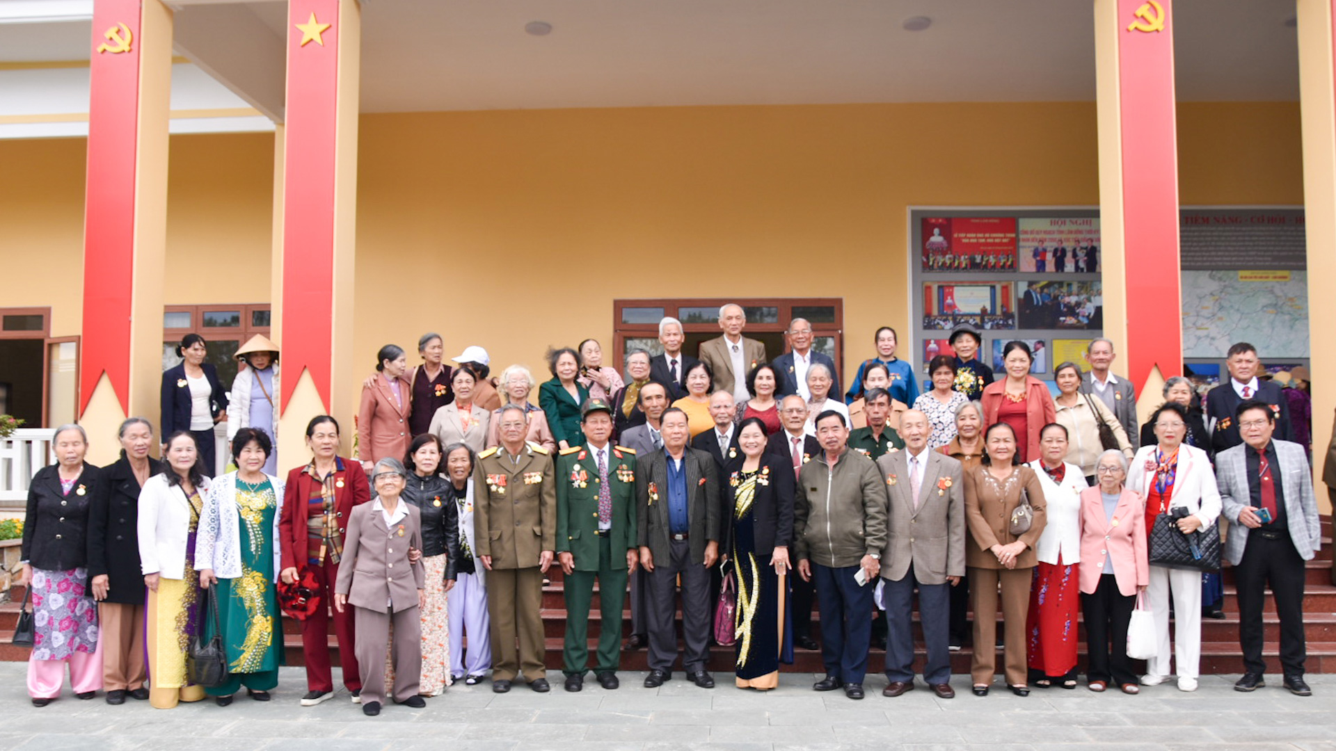 Düşman tarafından yakalanıp hapsedilen devrimci savaşçılar bir araya geldi.