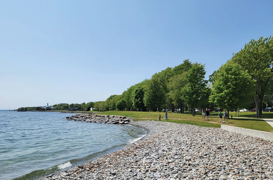 khung-canh-lang-man-ven-ho-ontario.jpg