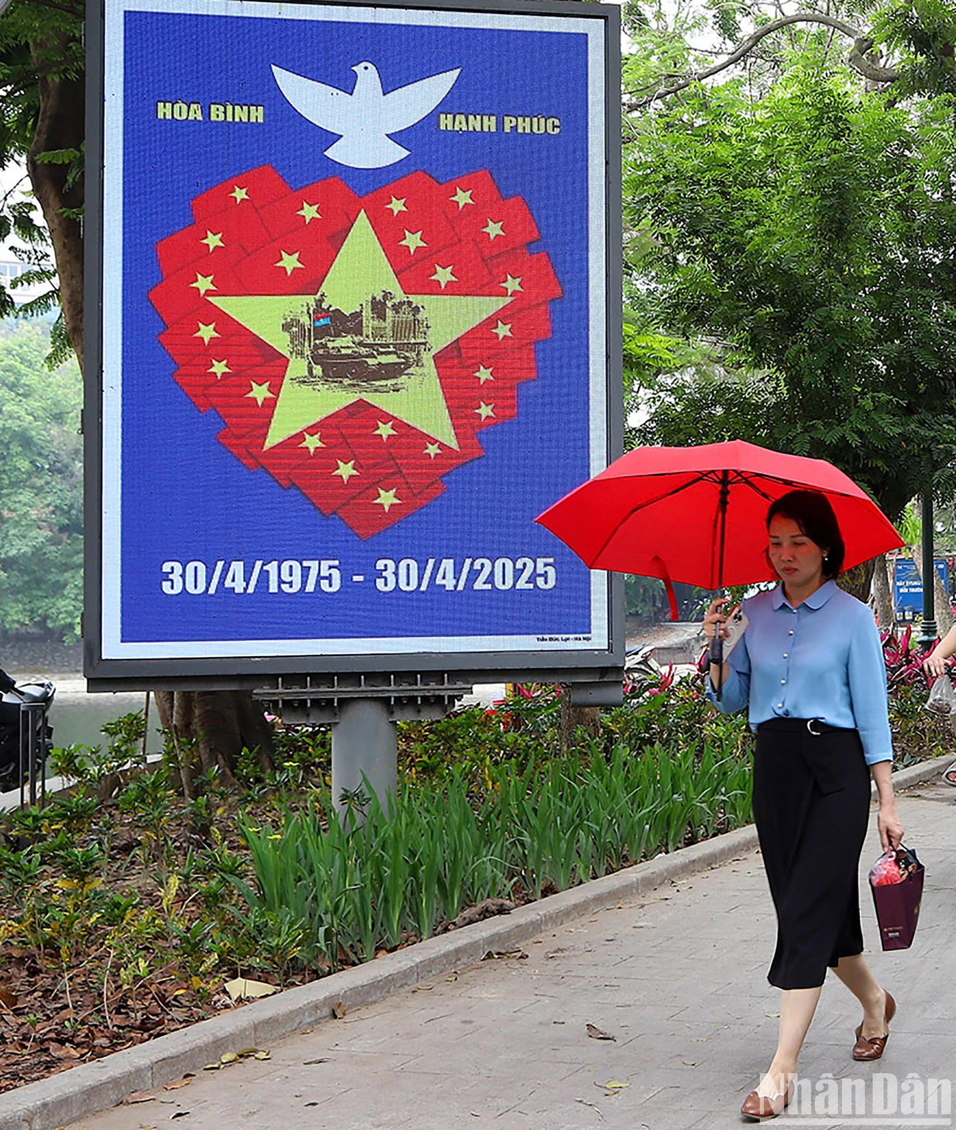 [រូបថត] ទីក្រុងហាណូយត្រូវបានតុបតែងយ៉ាងភ្លឺស្វាងដើម្បីអបអរសាទរខួបលើកទី 50 នៃទិវាបង្រួបបង្រួមជាតិ រូបថតទី 6