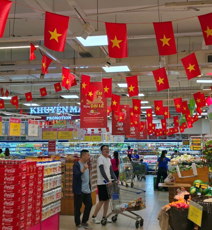 Siêu thị đồng loạt 'thay áo đỏ', đua khuyến mãi mừng đại lễ - Ảnh 1.