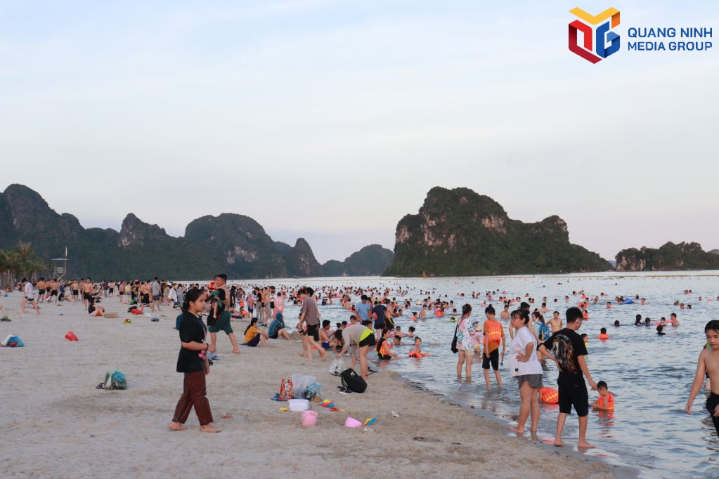Du khách tắm biển tại Bãi tắm Hòn gai (TP Hạ Long).
