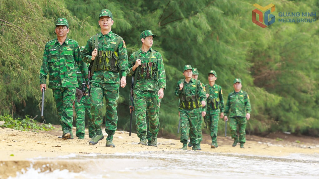 เจ้าหน้าที่และทหารสถานีตำรวจรักษาชายแดนเกาะตรัง (หน่วยรักษาชายแดนกวางนิญ) ทำหน้าที่ลาดตระเวนและรักษาความสงบเรียบร้อยเพื่อปกป้องอธิปไตยเหนือทะเลและเกาะต่างๆ