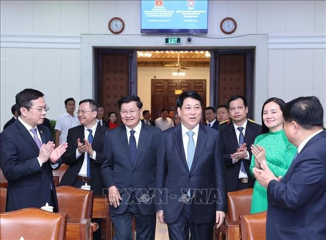 Chủ tịch nước Lương Cường đón Tổng Bí thư, Chủ tịch nước Lào Thongloun Sisoulith dự buổi lễ. Ảnh: Lâm Khánh/TTXVN