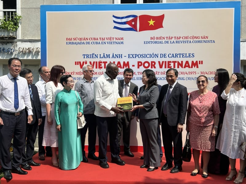 ពិព័រណ៍រូបថត “ដើម្បីវៀតណាម - Por Vietnam” -0