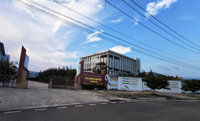El proyecto de fábrica de productos farmacéuticos estériles de pequeño volumen de Bidiphar está en construcción en el Parque Industrial Nhon Hoi - Área A.