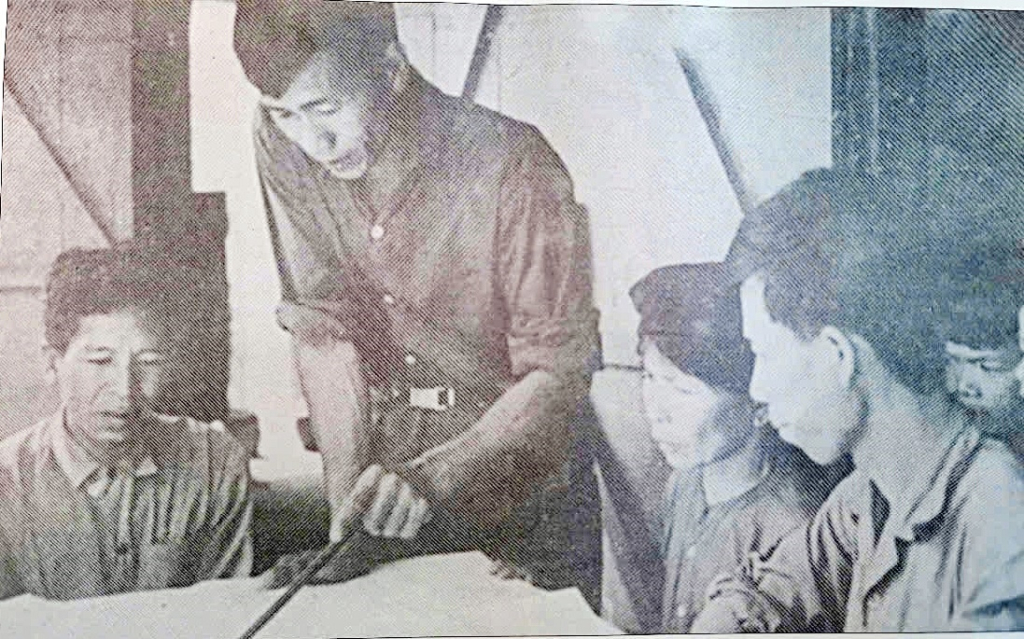 응옥붕 공동체 지도자들은 1968년 미국 제국주의의 파괴적인 전쟁에 맞서 싸울 전투 계획을 논의했습니다.