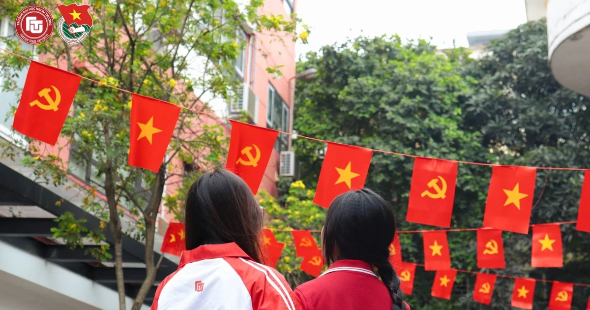De nombreuses universités arborent des drapeaux rouges pour célébrer le 50e anniversaire de la libération du Sud et du Jour de la réunification nationale.