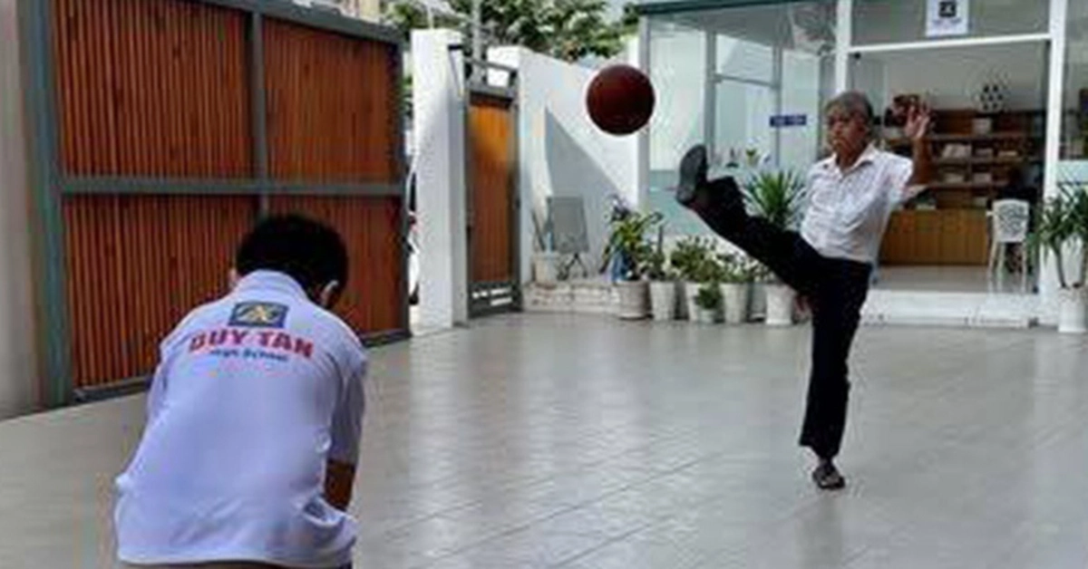 Lustiges Spiel, das Fußball und Basketball kombiniert