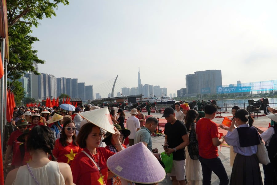 Nhiều người đi từ sáng sớm để không bỏ lỡ cơ hội ghi lại những hình ảnh với thời khắc hào hùng của dân tộc