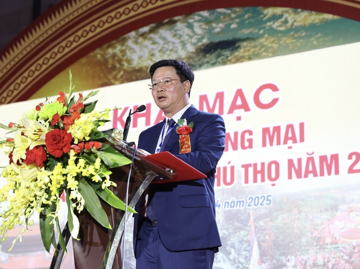 Ông Nguyễn Việt Dũng, Giám đốc Sở Công Thương tỉnh Phú Thọ phát biểu khai mạc tại hội chợ. 