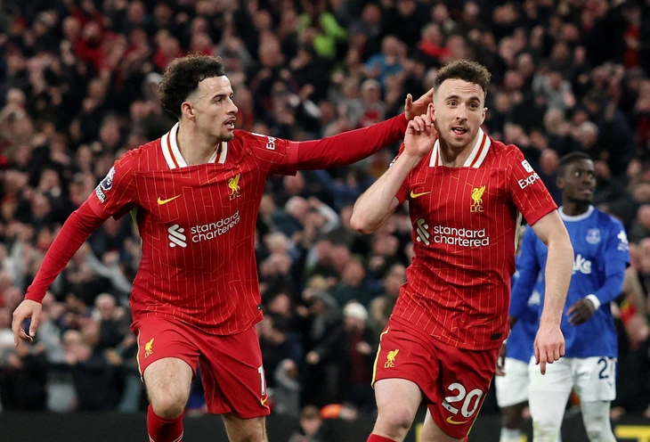 Liverpool đánh bại Everton, tiến gần ngôi vương Premier League - Ảnh 1.