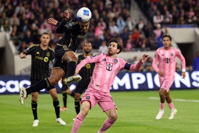Vệ sĩ riêng của Messi bất ngờ xuất hiện, có hành động gây chú ý- Ảnh 2.