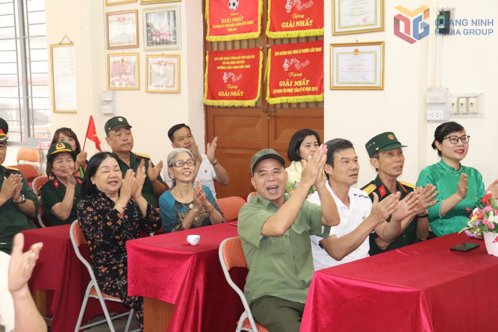 Nhân dân khu 1 A phường Cẩm Trung TP Cẩm Phả rộn ràng, tự hào hát vang giai điệu bài hát “Như có Bác Hồ trong ngày vui đại thắng.
