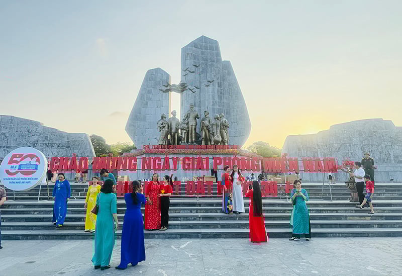 ទីលាន​ហូជីមិញ​បាន​ក្លាយ​ជា​គោល​ដៅ​សម្រាប់​ប្រជាជន​និង​ភ្ញៀវ​ទេសចរ​ជា​ច្រើន​នា​ថ្ងៃ​ទី​៣០ ខែ​មេសា។