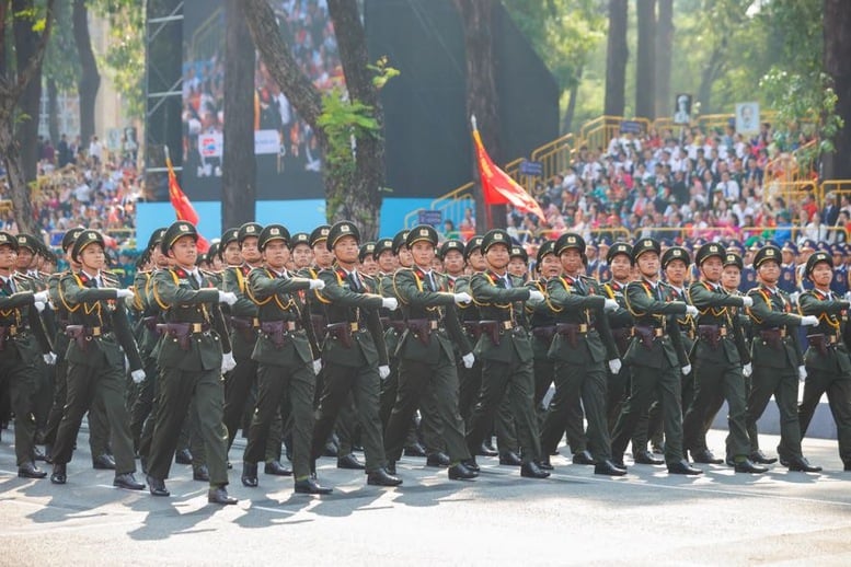 Chùm ảnh: Lực lượng công an tham gia diễu binh, diễu hành kỷ niệm 50 năm thống nhất đất nước- Ảnh 2.