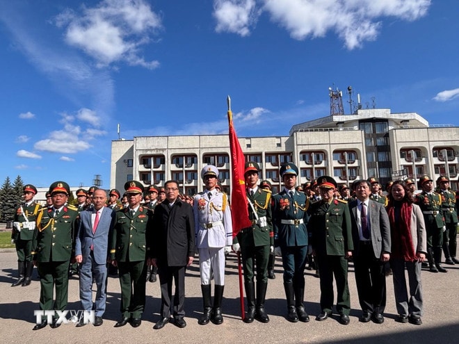 ttxvn-vung-buoc-chan-bo-doi-cu-ho-tren-quang-truong-do-2904-2.jpg