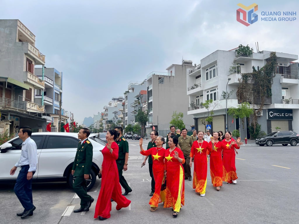 Nhân dân khu phố 4 phường Hồng Hà ngay từ 6h sáng đã có mặt ở nhà văn hoá để xem trực tiếp Lễ Kỷ niệm diẽuu binh, diễu hành chào mừng 50 năm giải phóng miền Nam, thống nhất đất nước. Nhiều người đã mặc áo cờ đỏ sao vàng để thể hiện niềm tự hào, hạnh phúc về sự phát triển của đất nước sau 50 năm thống nhất.