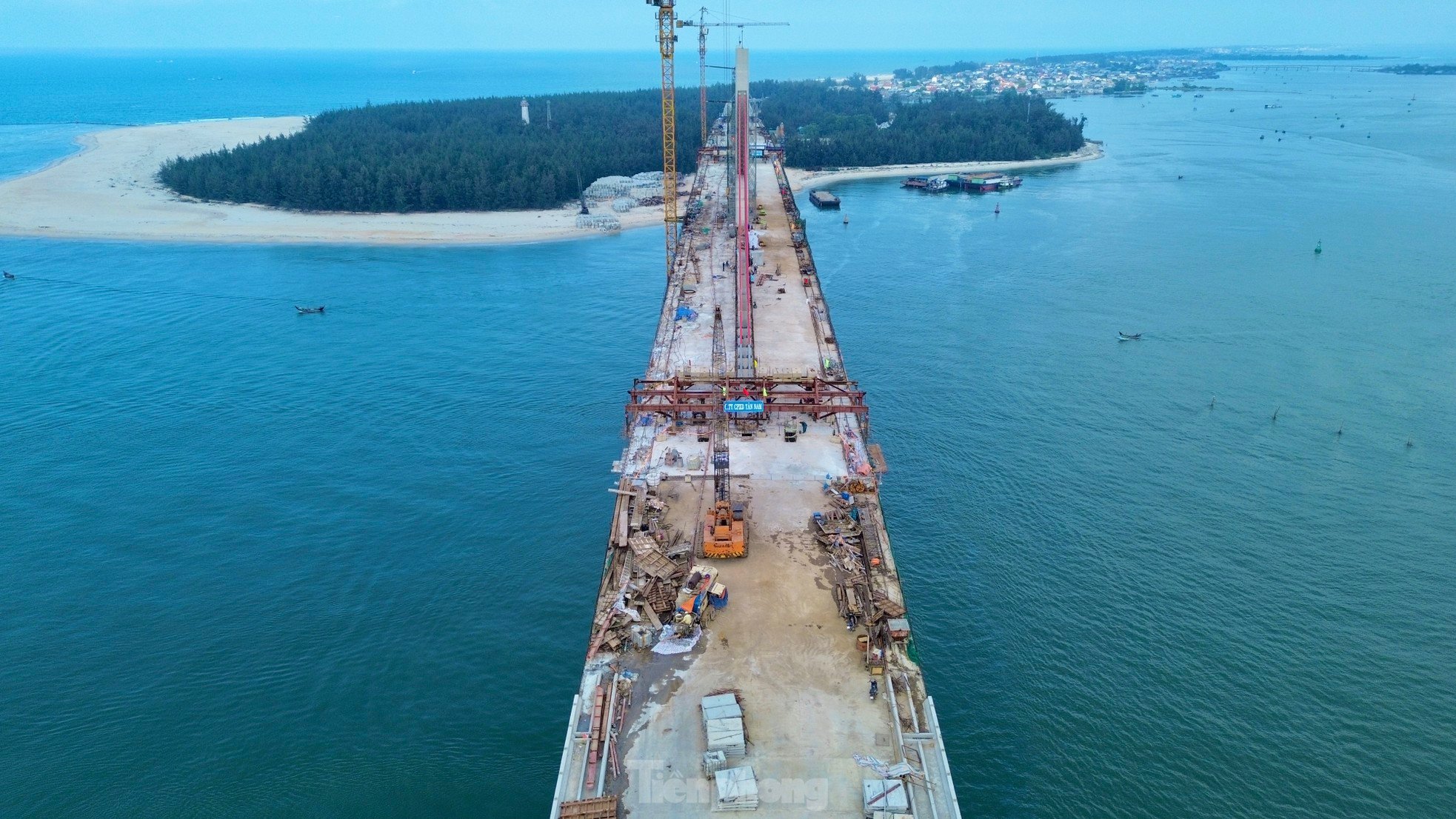 Hợp long cầu vượt cửa biển dài nhất miền Trung ảnh 7