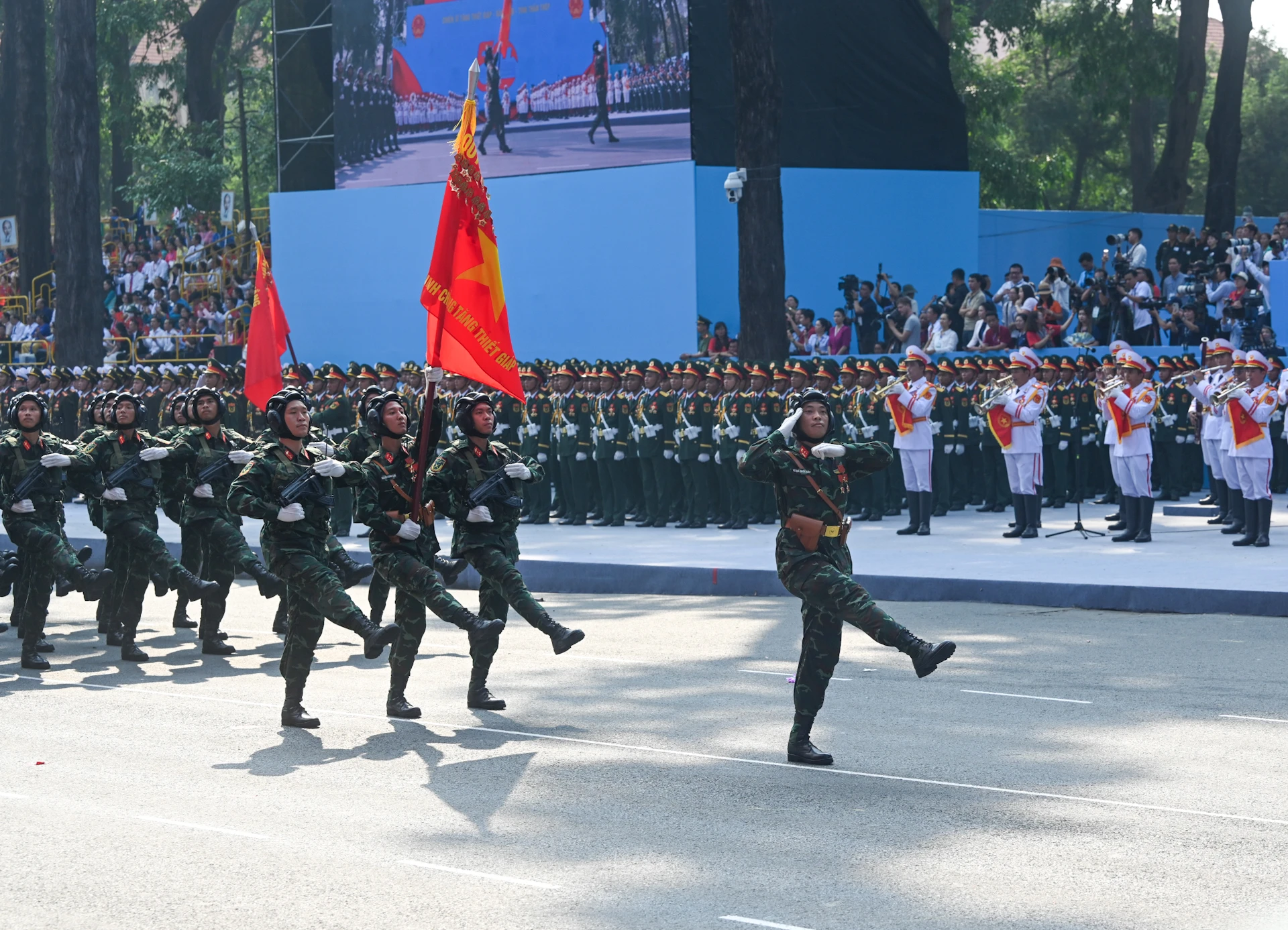 [Ảnh] Toàn cảnh lễ diễu binh, diễu hành kỷ niệm 50 năm Giải phóng miền nam, thống nhất đất nước ảnh 21