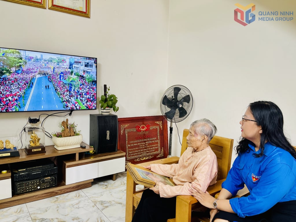 Mẹ VNAH Nguyễn Thị Thực (93 tuổi, phường Cao Xanh), có 2 người con hi sinh trong sự nghiệp kháng chiến chống Mỹ, đã không khỏi xúc động khi xem Lễ kỷ niệm... Với mẹ, được nhìn đất nước hoà bình, tươi đẹp thì sự hi sinh của 2 người con thực sự đáng giá.