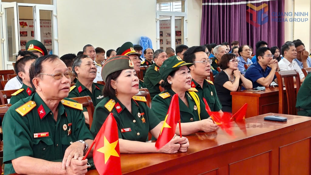Những người CCB một thời anh dũng, không quản ngại gian khổ, xông pha, sẵn sàng hy sinh vì độc lập, tự do của Tổ quốc, nay đã được nở trên môi nụ cười rạng rỡ, vẫy cờ hoa mừng kỷ niệm 50 năm ngày độc lập, thống nhất Đất nước.