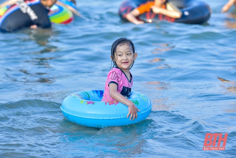 Sầm Sơn đông nghịt người trong ngày đầu nghỉ lễ