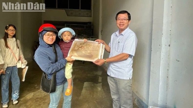 Báo Nhân Dân tặng 1.500 phụ san đặc biệt kỷ niệm 50 năm Ngày giải phóng miền nam cho bạn đọc tại Đắk Lắk ảnh 3